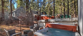 Peregrine Pines By Destination Big Bear: Close to Bear Mountain, Golf Course and Zoo! Hot Tub!