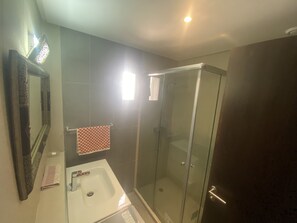 SĂšche-cheveux, bidet, serviettes fournies, papier toilette