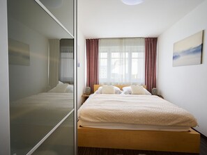 3 bedrooms, desk, WiFi