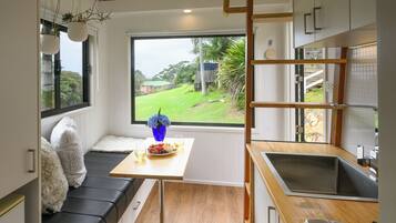 Fridge, oven, stovetop, coffee/tea maker