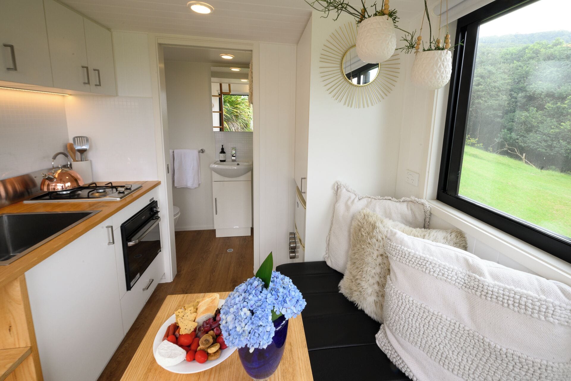 Coffee/tea maker, fridge, oven, stovetop