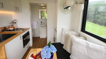 Coffee/tea maker, fridge, oven, stovetop