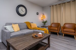 Smart TV - Newly Renovated 2ba/2 Private Baths Rustic Oakwood Townhouse (Oakwood)