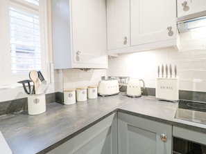 Kylskåp, vattenkokare, brödrost och grytor/köksredskap