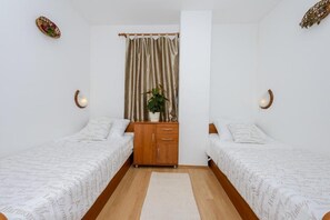 1 soverom, skrivebord, strykejern/-brett og reiseseng for barn