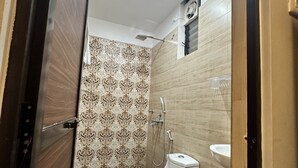 Un baño moderno con inodoro, ducha y lavabo.