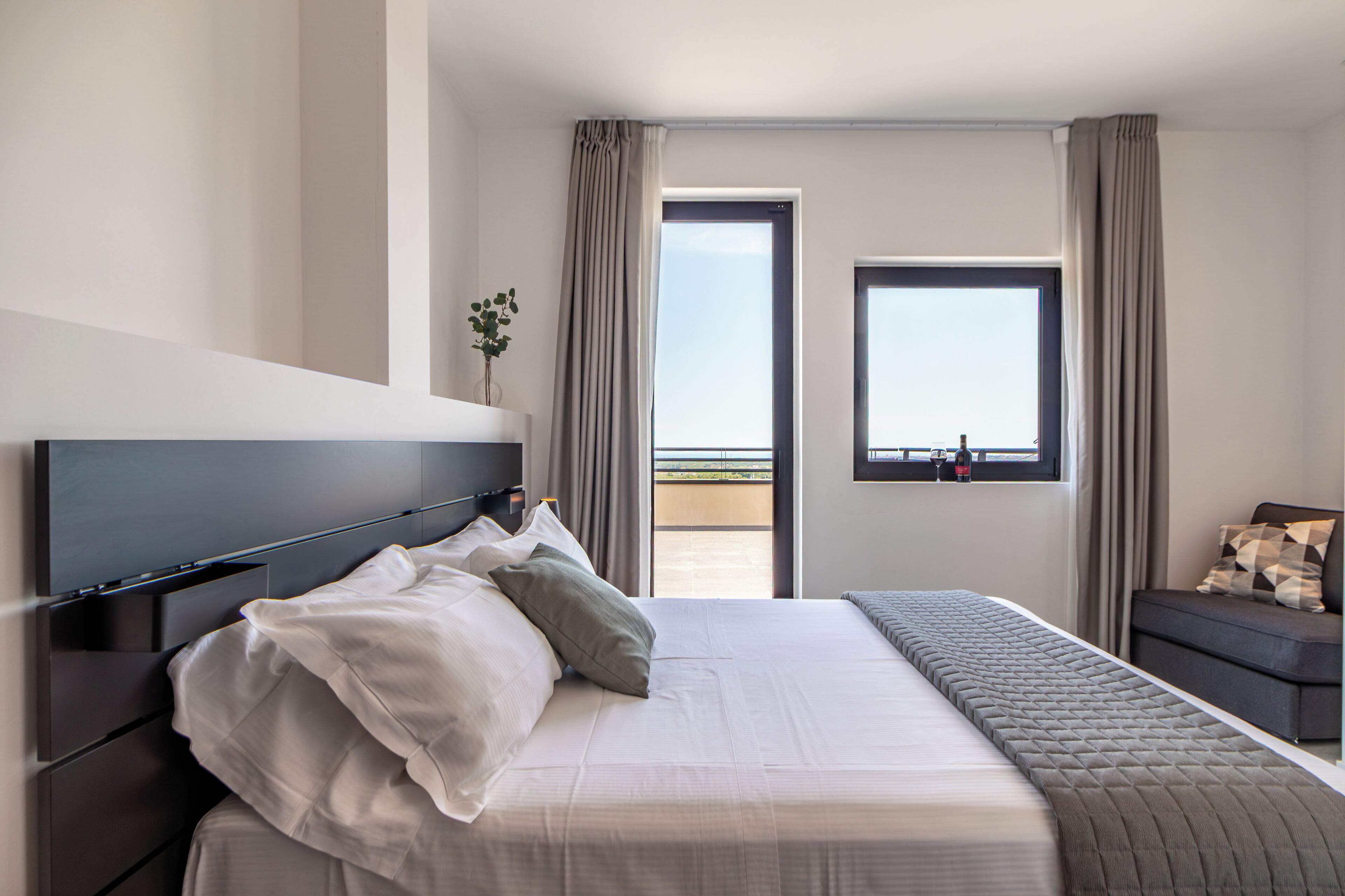 Habitación Deluxe doble, vistas al mar | Minibar, caja fuerte, wifi gratis y ropa de cama