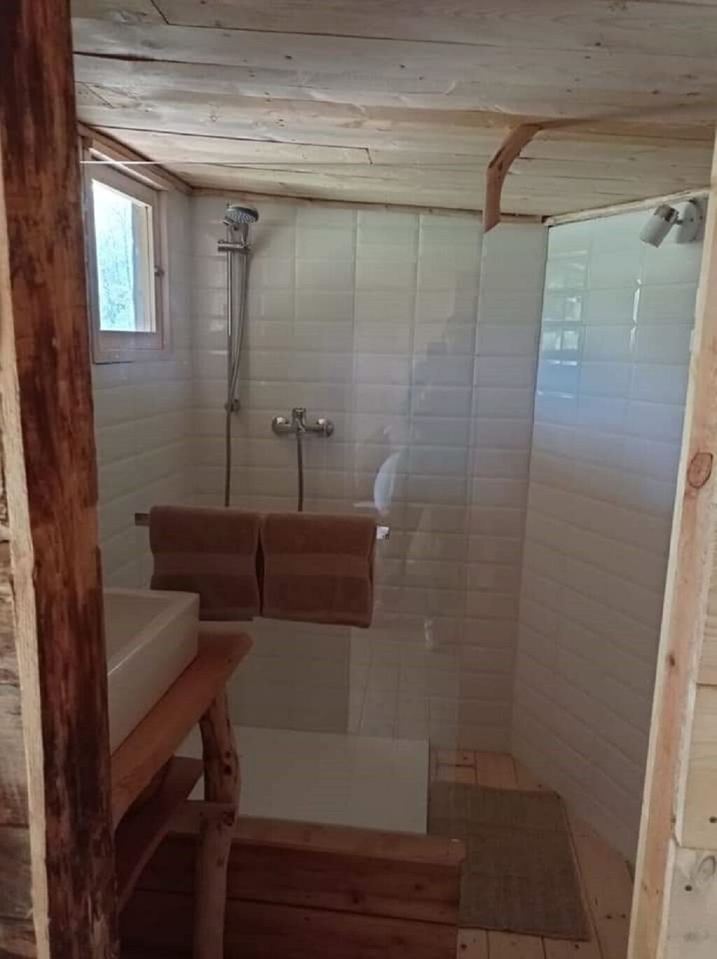 Ducha, artículos de higiene personal ecológicos y secador de pelo