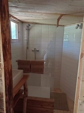 Douche, articles de toilette écologiques, sèche-cheveux