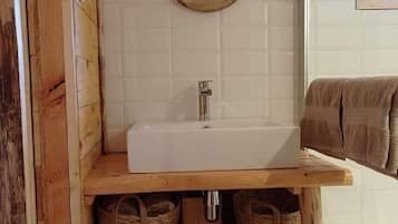 Regadera, amenidades de baño ecológicas, secadora de cabello, toallas
