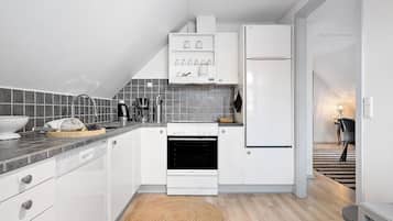 Køleskab, kogeplade, opvaskemaskine, kaffe-/temaskine