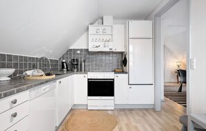 Fridge, stovetop, dishwasher, coffee/tea maker - 1 bedroom amazing apartment in Mariager (Mariager)