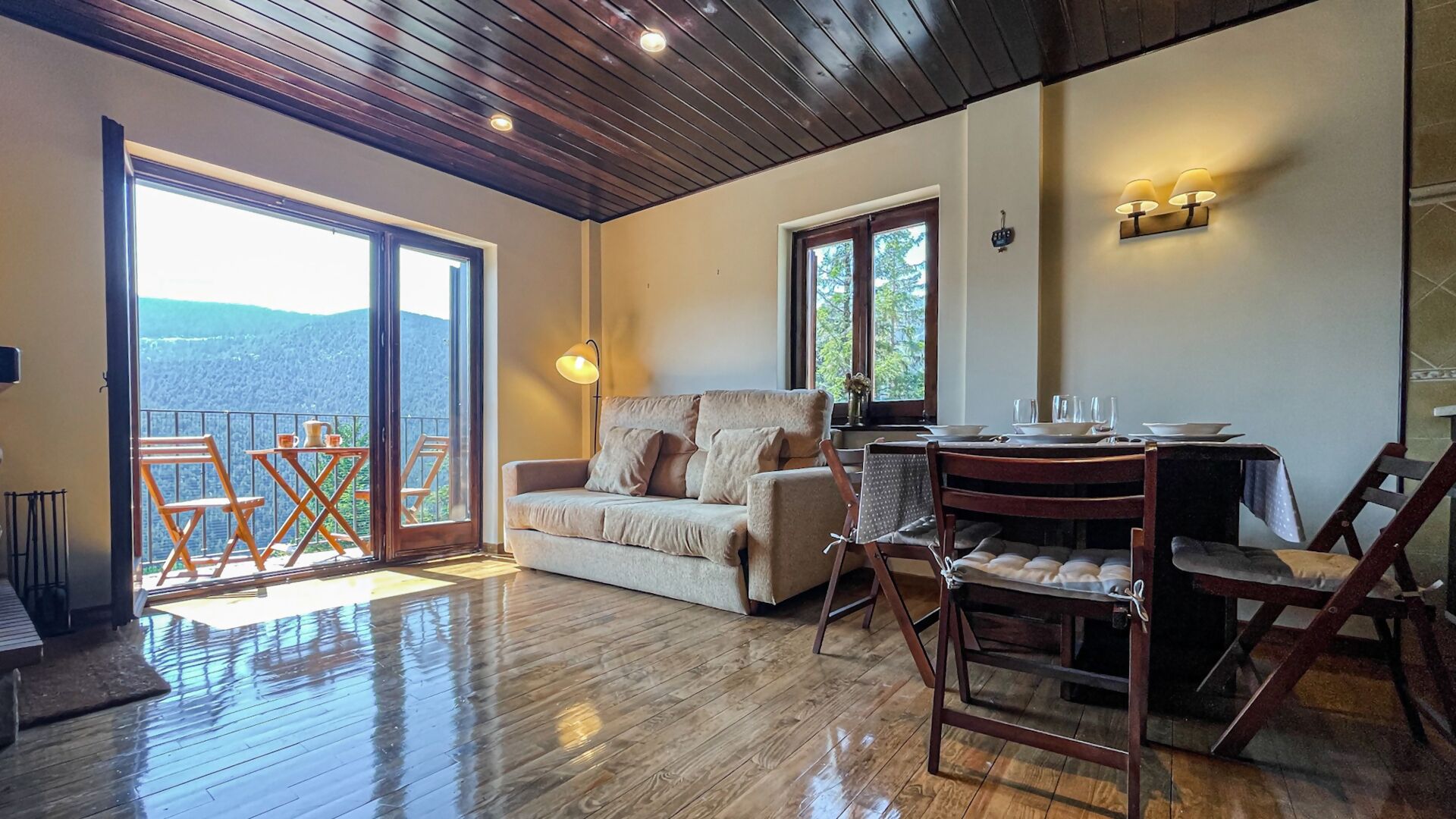 Televisie en een open haard