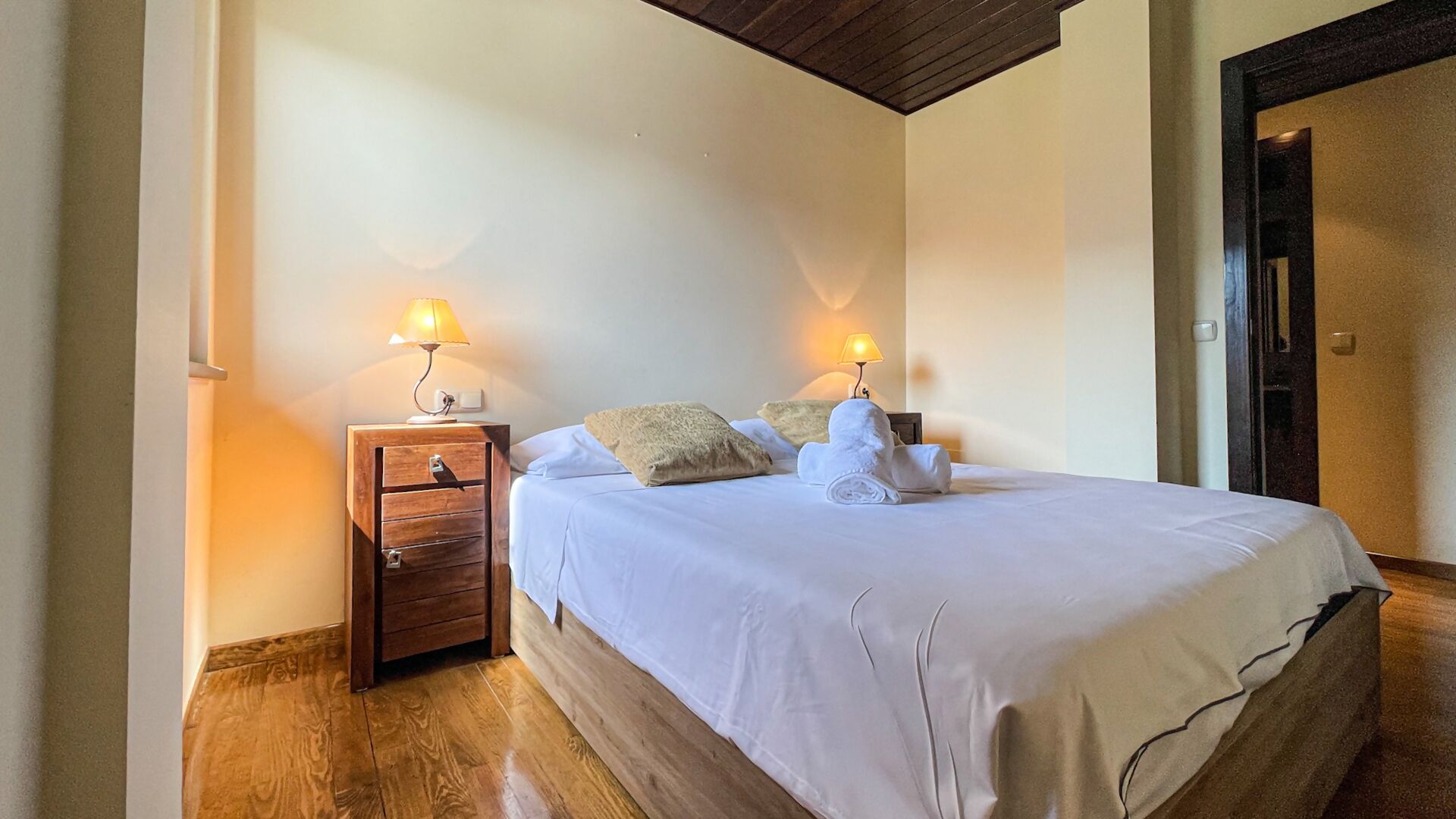 1 slaapkamer, een strijkplank/strijkijzer, beddengoed