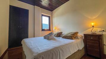 1 bedroom, iron/ironing board, bed sheets