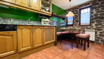 Een koelkast, een magnetron, een oven, een vaatwasser