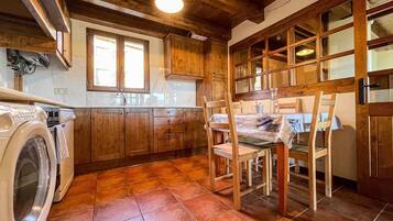 Een koelkast, een microgolfoven, een oven, een vaatwasser