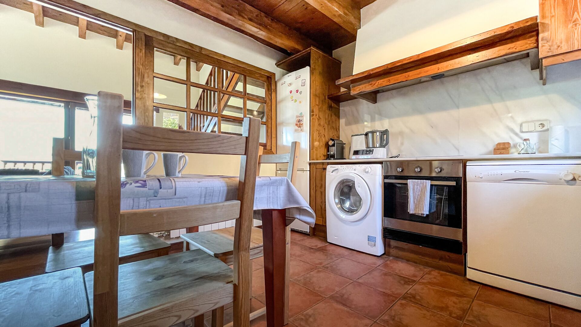 Jääkaappi, mikroaaltouuni, uuni, astianpesukone