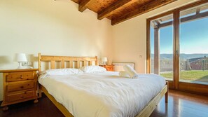 4 soverom, skrivebord, strykejern/-brett og sengetøy