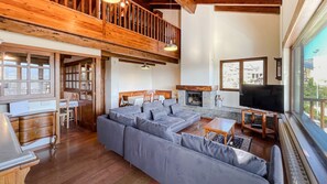 TV, fireplace - Cal Vilaldach (Llivia)