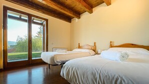 4 bedrooms, desk, iron/ironing board, bed sheets - Cal Vilaldach (Llivia)