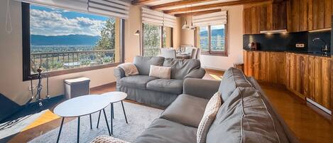 Een televisie en een open haard