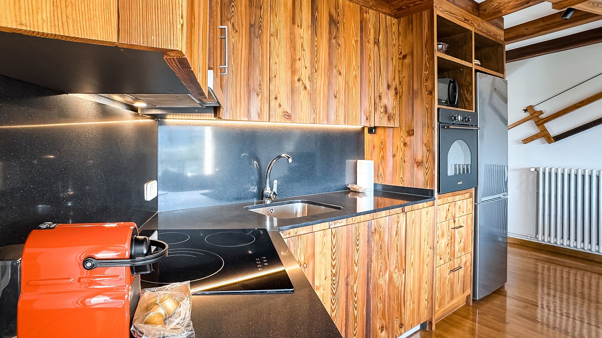 Een koelkast, een magnetron, een oven, een vaatwasser