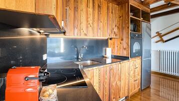 Een koelkast, een magnetron, een oven, een vaatwasser