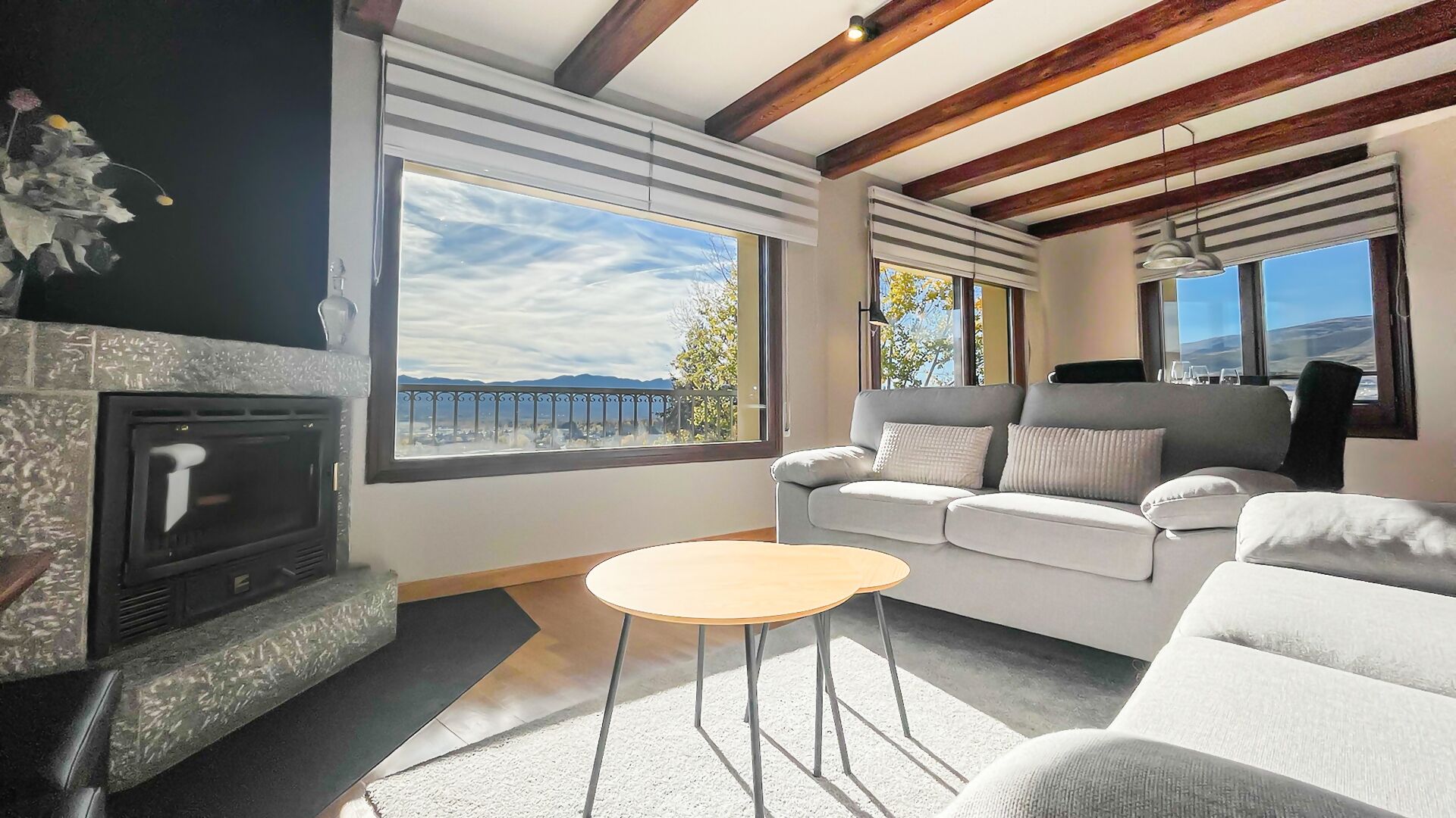 Een televisie en een open haard