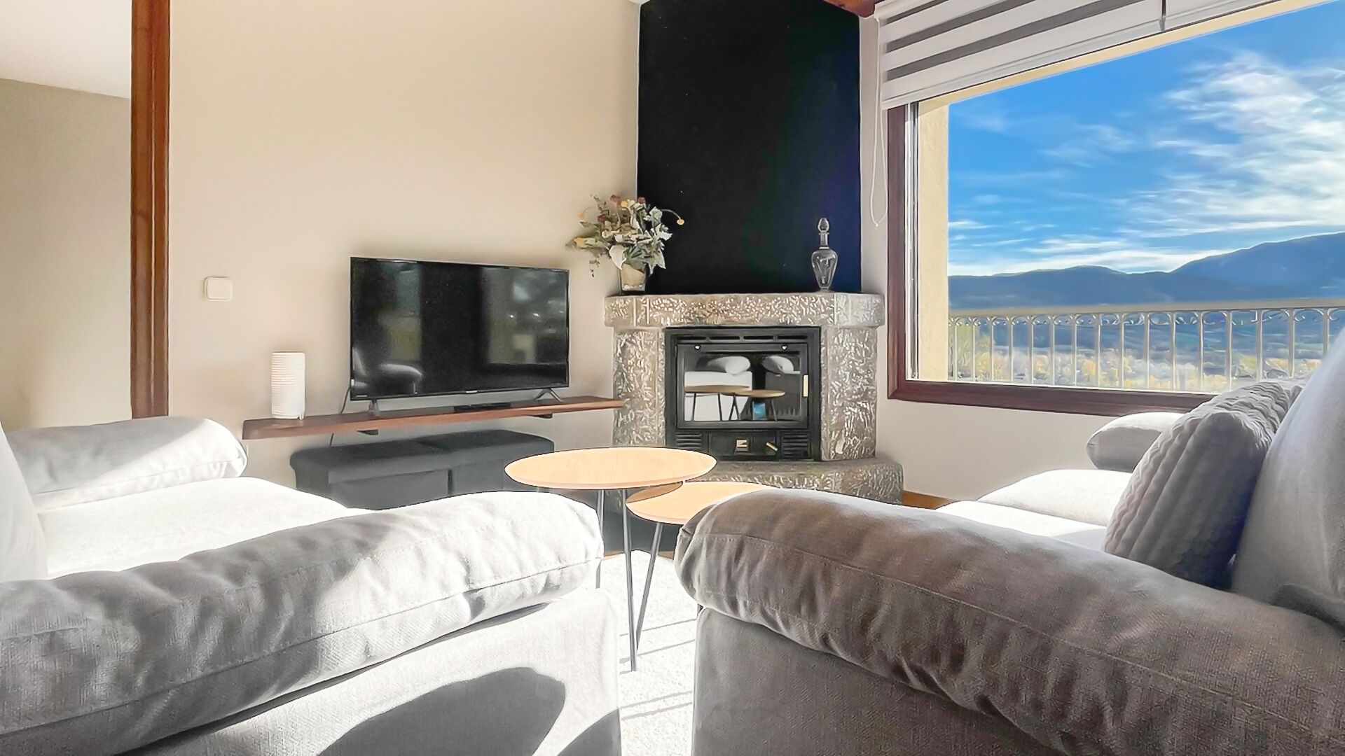 Una televisión, una chimenea