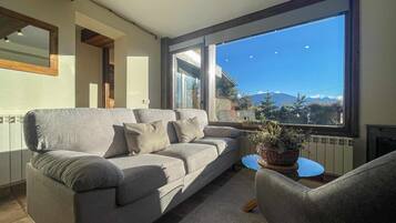 Een televisie en een open haard