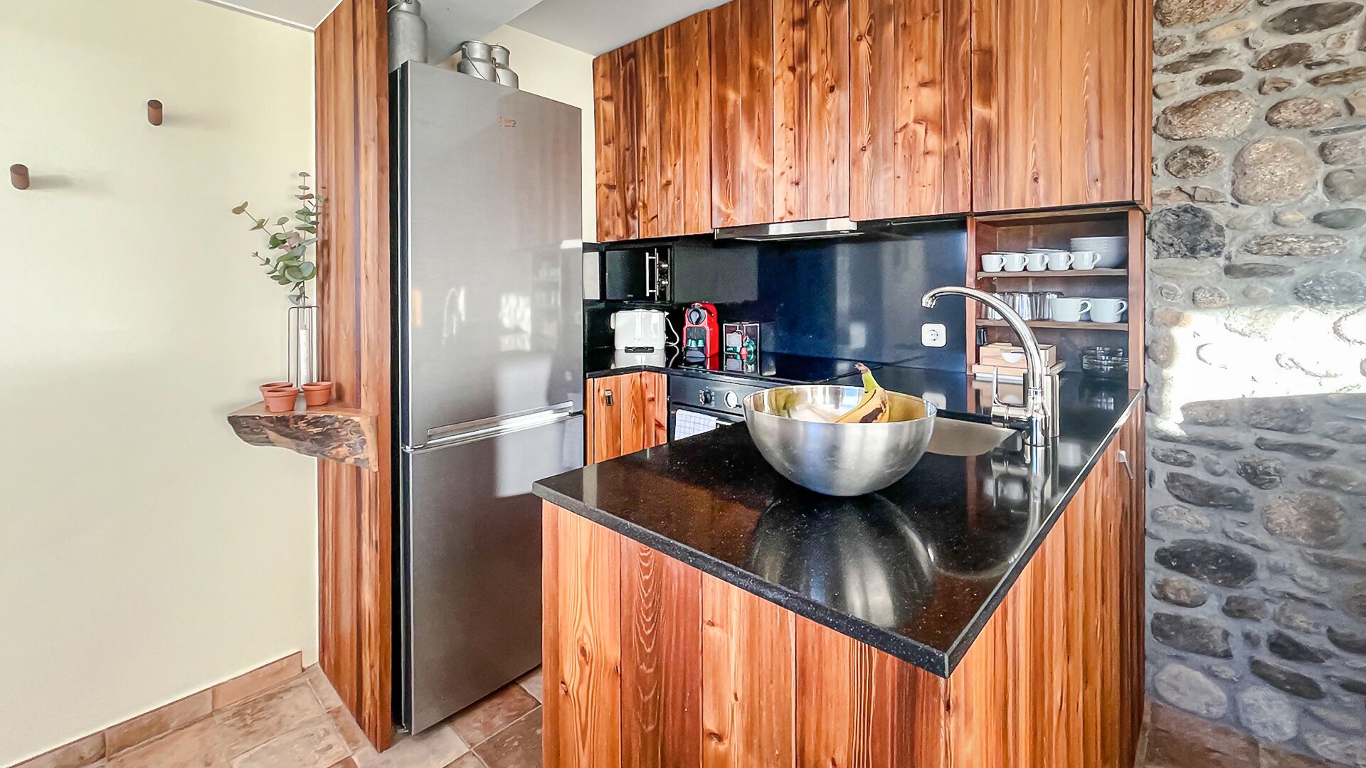 Frigorífico, microondas, horno y placa de cocina