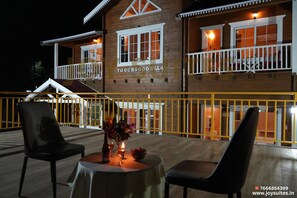 Outdoor dining - Touchwood Villa by Joy suite  (Panchgani)