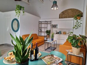 Una sala de estar moderna con sofá, mesa de centro y plantas en macetas.