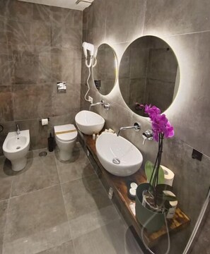 Dusche, Haartrockner, Bidet, Handtücher