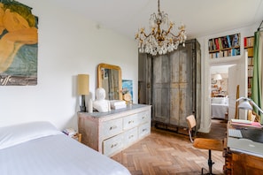3 bedrooms, desk, WiFi, bed sheets
