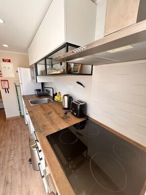 Kjøleskap, mikrobølgeovn, kokeplater og kaffetrakter/tekoker