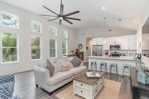 TV - Bright Modern 4 Bdrm House Near Beach Pet Friendly (Pawleys Island)