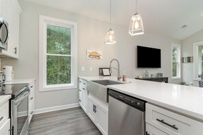 Fridge, microwave, oven, stovetop - Bright Modern 4 Bdrm House Near Beach Pet Friendly (Pawleys Island)