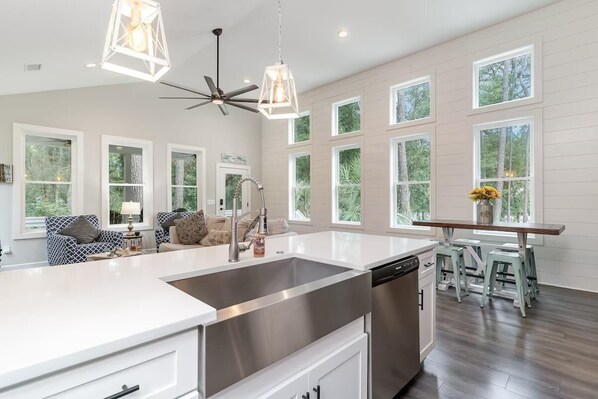 Fridge, microwave, oven, stovetop - Bright Modern 4 Bdrm House Near Beach Pet Friendly (Pawleys Island)