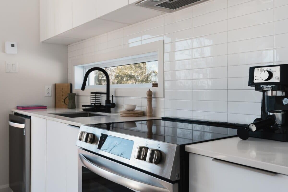 Fridge, oven, stovetop, dishwasher