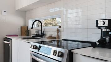 Fridge, oven, stovetop, dishwasher