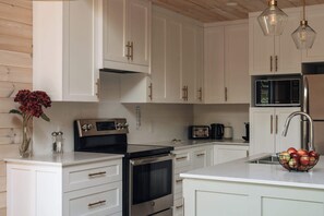 Fridge, microwave, oven, stovetop - Montagnia Escape: Tremblant with Hot Tub & Sauna (Val-des-Lacs)