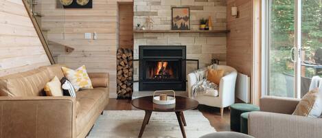 Tv, eldstad, böcker och kontor