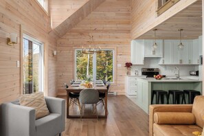 Interior - Montagnia Escape: Tremblant with Hot Tub & Sauna (Val-des-Lacs)