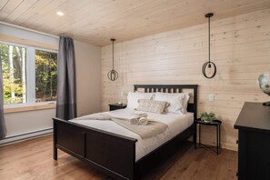 4 bedrooms, travel crib, WiFi, bed sheets - Montagnia Escape: Tremblant with Hot Tub & Sauna (Val-des-Lacs)