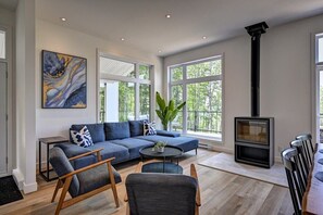 TV, fireplace, offices - Nature Escape, Hot Tub, Fireplace & Snowshoeing (Sainte-Béatrix)