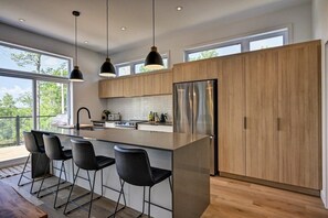 Fridge, microwave, oven, stovetop - Nature Escape, Hot Tub, Fireplace & Snowshoeing (Sainte-Béatrix)