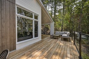 Terrace/patio - Nature Escape, Hot Tub, Fireplace & Snowshoeing (Sainte-Béatrix)