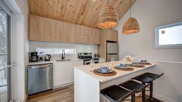 Geladeira, micro-ondas, fogĂŁo, cooktop